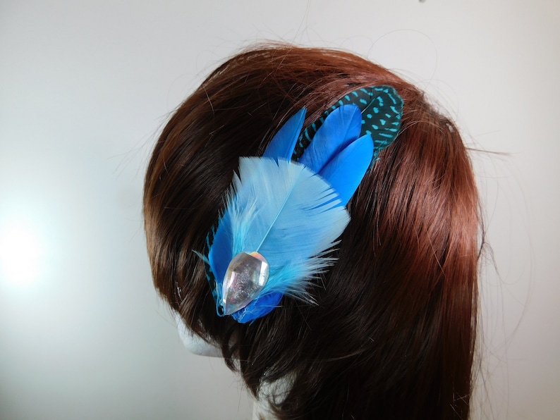 Fermaglio per capelli con piume blu Triple Shades of Blue Feather Fascinator Fiocco per capelli da festa Spilla per capelli blu Fascinator con strass immagine 1