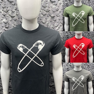 Camiseta alfinetes de segurança punk