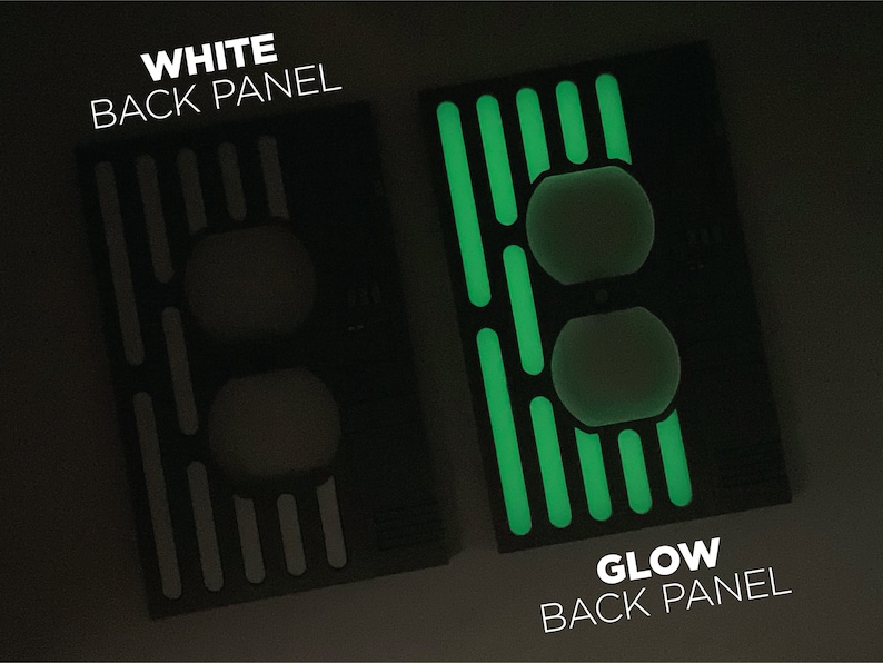 Puede incluir: Dos placas traseras para un interruptor de luz. La placa de la izquierda es blanca y la placa de la derecha es negra con l&iacute;neas verdes que brillan en la oscuridad. El texto "WHITE BACK PANEL" est&aacute; encima de la placa de la izquierda y "GLOW BACK PANEL" est&aacute; debajo de la placa de la derecha.