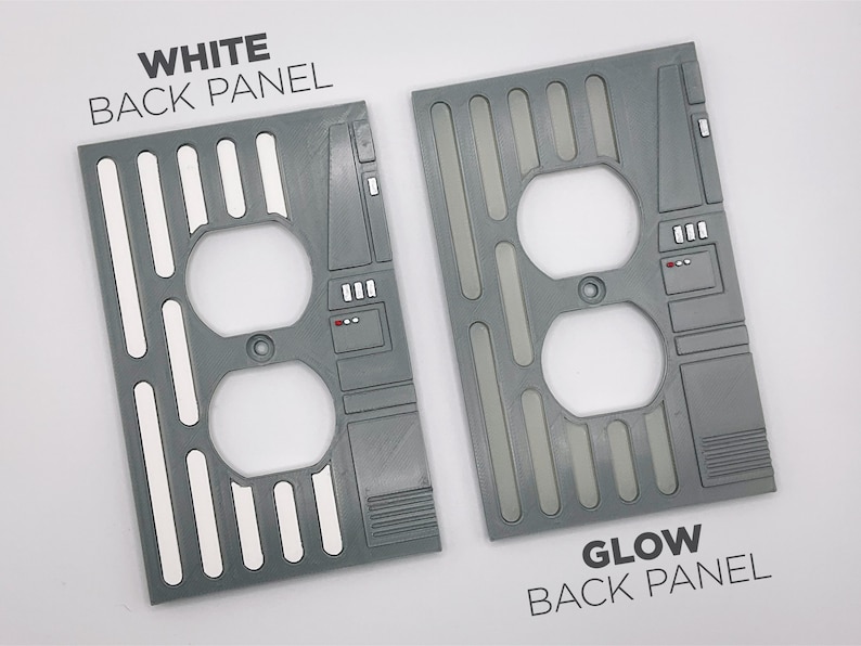 Puede incluir: Dos tapas de tomacorriente grises con un dise&ntilde;o de Star Wars. La tapa de la izquierda tiene acentos blancos y el texto "WHITE BACK PANEL". La tapa de la derecha tiene acentos grises y el texto "GLOW BACK PANEL".