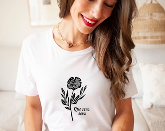 Camiseta Que Sera Sera: Camiseta com estampa floral feita à mão, moda ética.