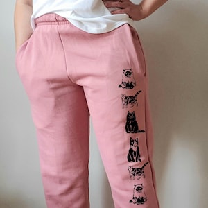 Katzen Jogginghose, hellblaue Jogginghose, handbedruckte unisex pinke Jogginghose, gemütliche Fleece Lounge Hose, ethische Kleidung, süßes Geschenk für Sie