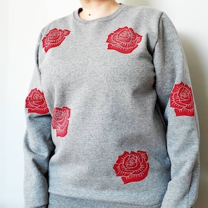 赤いバラのスウェットシャツ、ユニセックスのハンドプリントのバラのクルーネック、全体にブロックプリントの花柄、柔らかいフリースのジャンパー、エシカルファッション