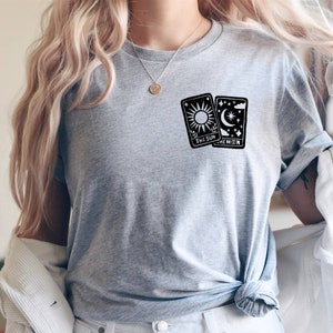 Camiseta de tarot, camiseta unisex con oráculo estampada a mano, camiseta con estampado de sol y luna, moda minimalista, ropa única, moda ética.