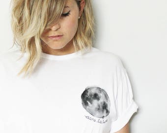 T-shirt UNISEXE lune peint à la main, dans la lune, monochrome, minimaliste, art à porter, col rond blanc ou gris, art céleste