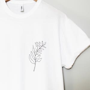 シダ植物のTシャツ、植物の葉のTシャツ、ユニセックスの手描きポケットシャツ、ミニマリストの葉のイラストアート、ファッション