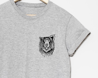 Könnte beinhalten: Ein graues T-Shirt mit einer schwarz-weißen Illustration eines Bärenkopfes auf der Vorderseite.