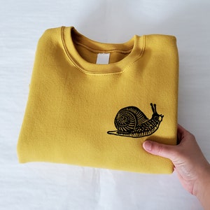 カタツムリのスウェットシャツ、ユニセックスのハンドプリントクルーネック、ブロックプリントのカタツムリのイラスト、柔らかいフリースのジャンパー、秋服、倫理的なファッション