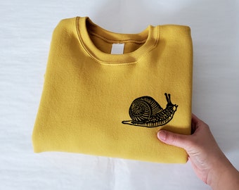 Sudadera unisex de polar con cuello redondo y estampado de caracol a mano