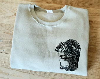 Coton ouaté écureuil, crewneck unisexe, illustration graphique imprimée main, chandail linogravure écureuil, mode printemps éthique