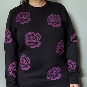 ピンクの花柄スウェットシャツ、ユニセックスのハンドプリントフラワークルーネック、全体にブロックプリントの花柄、ヴィンテージ風、倫理的な秋のファッション