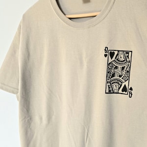 T-shirt Queen of Hearts, handgedrukt UNISEX-t-shirt, rode of zwarte grafische print, minimalistische mode, uniek cadeau voor haar, ethische mode
