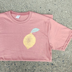 レモンTシャツ、ハンドプリントのユニセックスフルーツTシャツ、ユニークなブロックプリントの柑橘系フルーツTシャツ、柔らかい春夏リノカットシャツ、倫理的なファッション