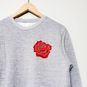 Coton ouaté rose rouge, chandail fleur minimaliste, haut unisexe floral, design imprimé à la main linogravure, crewneck doux, mode éthique