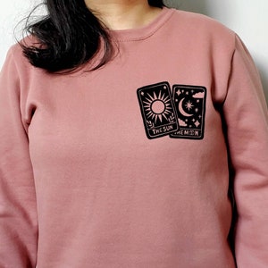Coton ouaté tarot, crewneck unisexe soleil et lune fait à la main, chandail doux cartes de tarot, mode éthique