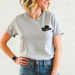 T-shirt cowboyhoed, UNISEX westers thema handgedrukt t-shirt, blokprint cowgirl-T-shirt, linosnede illustratie, ethische lentemode