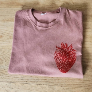 T-shirt fraise, tshirt unisexe avec imprimé fruit rouge fait à la main, chandail doux printemps été, dessin baie linogravure, mode éthique