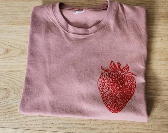 T-shirt fraise, tshirt unisexe avec imprimé fruit rouge fait à la main, chandail doux printemps été, dessin baie linogravure, mode éthique