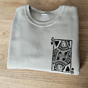 Coton ouaté Reine de coeur unisexe, chandail imprimé graphique fait à la main, crewneck reine rouge ou noir, cadeau unique, mode éthique