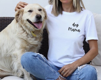 T-shirt maman chien, tshirt unisexe dog mama, calligraphie imprimé linogravure, chandail design chien, cadeau amoureux chien, mode éthique