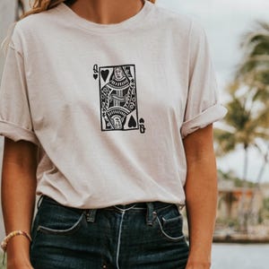 T-shirt Regina di cuori, t-shirt UNISEX stampata a mano, stampa grafica rossa o nera, moda minimalista, regalo unico per lei, moda etica