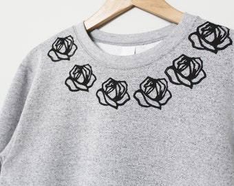 Coton ouaté rose unisexe, chandail floral, design minimaliste, roses noires imprimé à la main, crewneck gris monochrome, imprimé linogravure