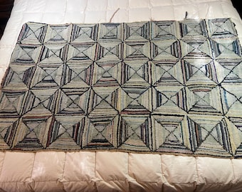 Tapis crocheté à la main, 100 ans et plus, 52 x 33 po. antique
