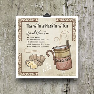 K&ouml;nnte beinhalten: Eine Vintage-Illustration einer Tasse mit gew&uuml;rztem Chai-Tee mit einem Rezept f&uuml;r "Gew&uuml;rzter Chai-Tee", das 4 Tassen Wasser, 2 Essl&ouml;ffel Chai-Tee, 2 Zimtstangen, 1/2 Teel&ouml;ffel getrockneten Ingwer und 1/2 Teel&ouml;ffel Zimt enth&auml;lt. Der Text "TEA WITH A HEARTH WITCH" befindet sich oben im Bild.