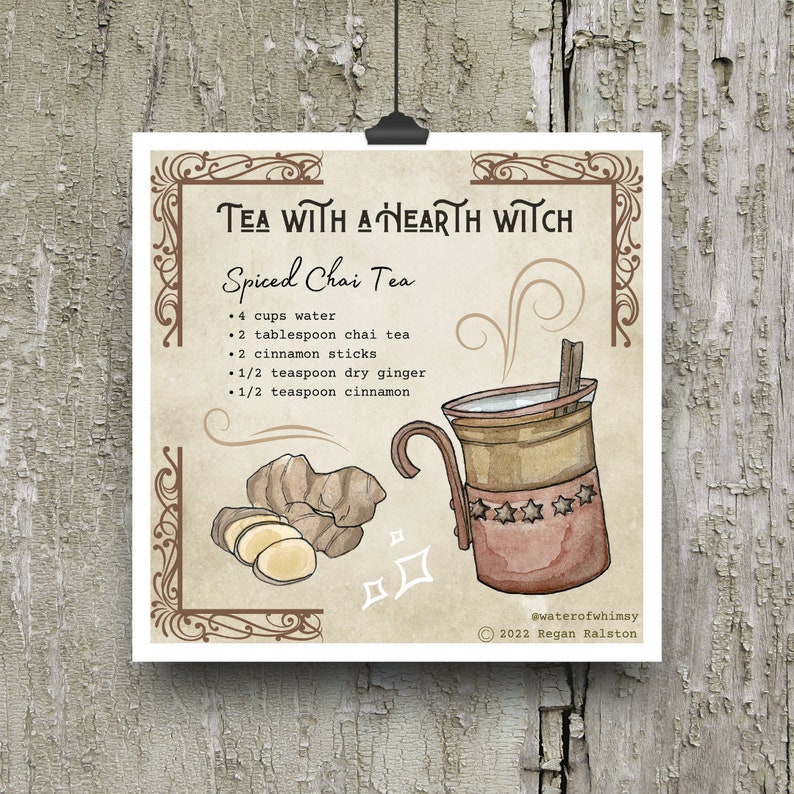 K&ouml;nnte beinhalten: Eine Vintage-Illustration einer Tasse mit gew&uuml;rztem Chai-Tee mit einem Rezept f&uuml;r "Gew&uuml;rzter Chai-Tee", das 4 Tassen Wasser, 2 Essl&ouml;ffel Chai-Tee, 2 Zimtstangen, 1/2 Teel&ouml;ffel getrockneten Ingwer und 1/2 Teel&ouml;ffel Zimt enth&auml;lt. Der Text "TEA WITH A HEARTH WITCH" befindet sich oben im Bild.