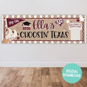 Puede incluir: Una pancarta con fondo marrón y rayas verticales blancas. La pancarta tiene el texto "Ella's CHOOSIN' TEXAS" en granate y negro. Incluye el texto "gig em", "Class of 2030" y "WELCOME TO AGGIELAND". La pancarta también tiene un icono de descarga digital.