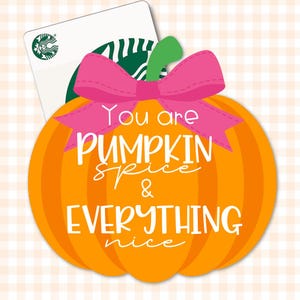 Puede incluir: Un tarjetero con forma de calabaza naranja con un lazo rosa y un tallo verde. El texto "You are PUMPKIN Spice & EVERYTHING nice" está escrito en la calabaza. Una tarjeta de regalo de Starbucks es visible detrás de la calabaza.