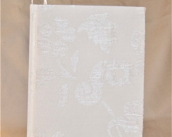 WEDDING Guestbook: mid-sized sectioned