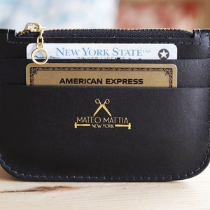 Portafoglio con zip in pelle nera