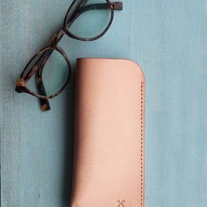 Veg tan glasses sleeve