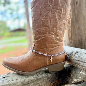 Pulsera de bota morada para vaqueras cristianas - Cadena de joyería vaquera con cruz dorada de diamantes de imitación - Regalo único para chicas de campo