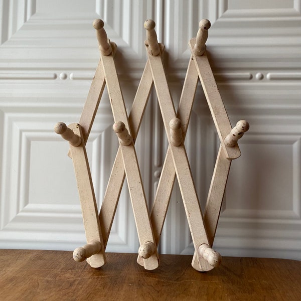 1970s 1980s Rustic Painted Cream Wooden Accordion Expandable Wall Peg Hook Rack, 10 Pegs