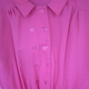 1970s Coral Collared Sheath Dress, 12 / 14 image 3