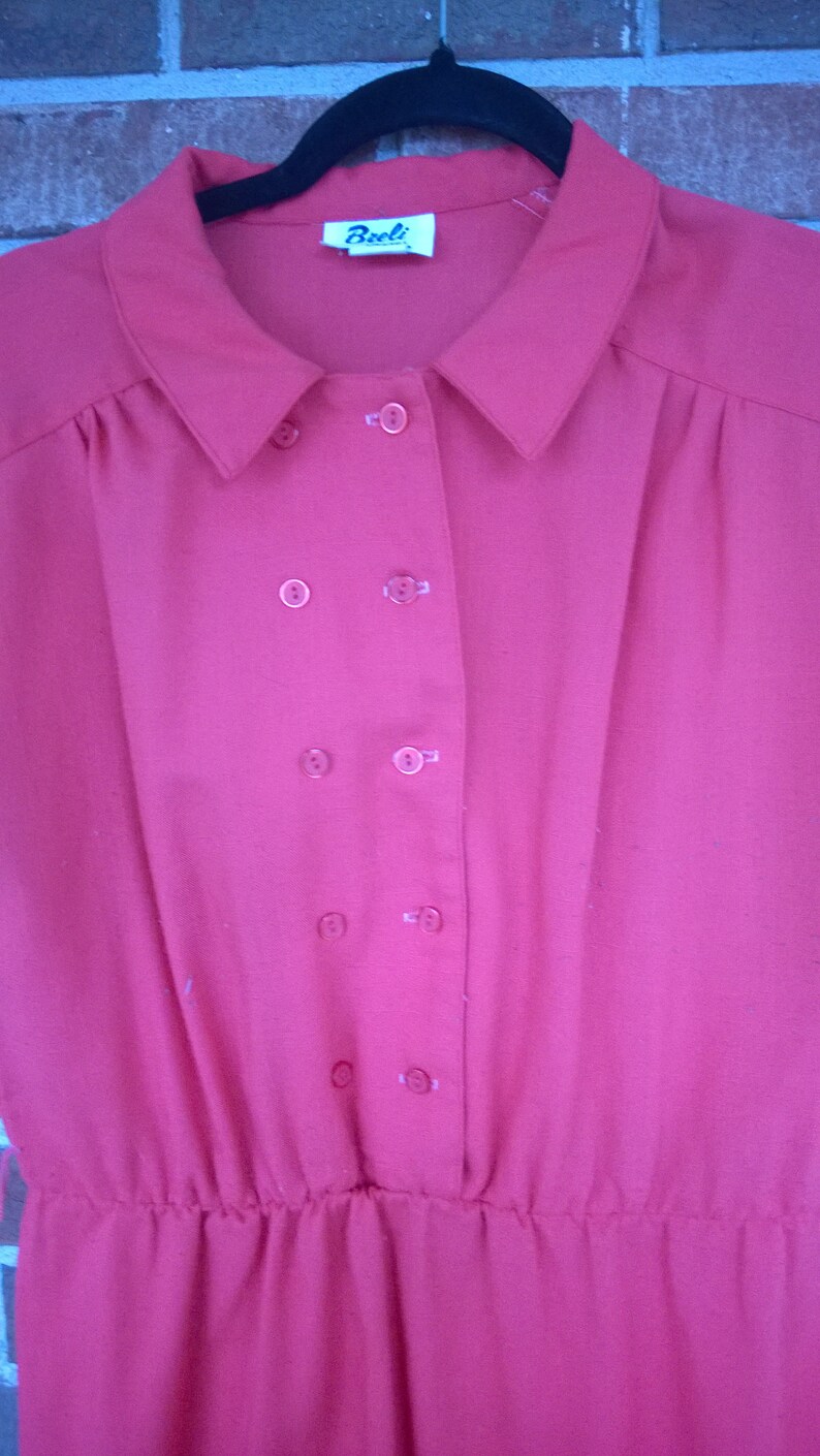 1970s Coral Collared Sheath Dress, 12 / 14 image 3