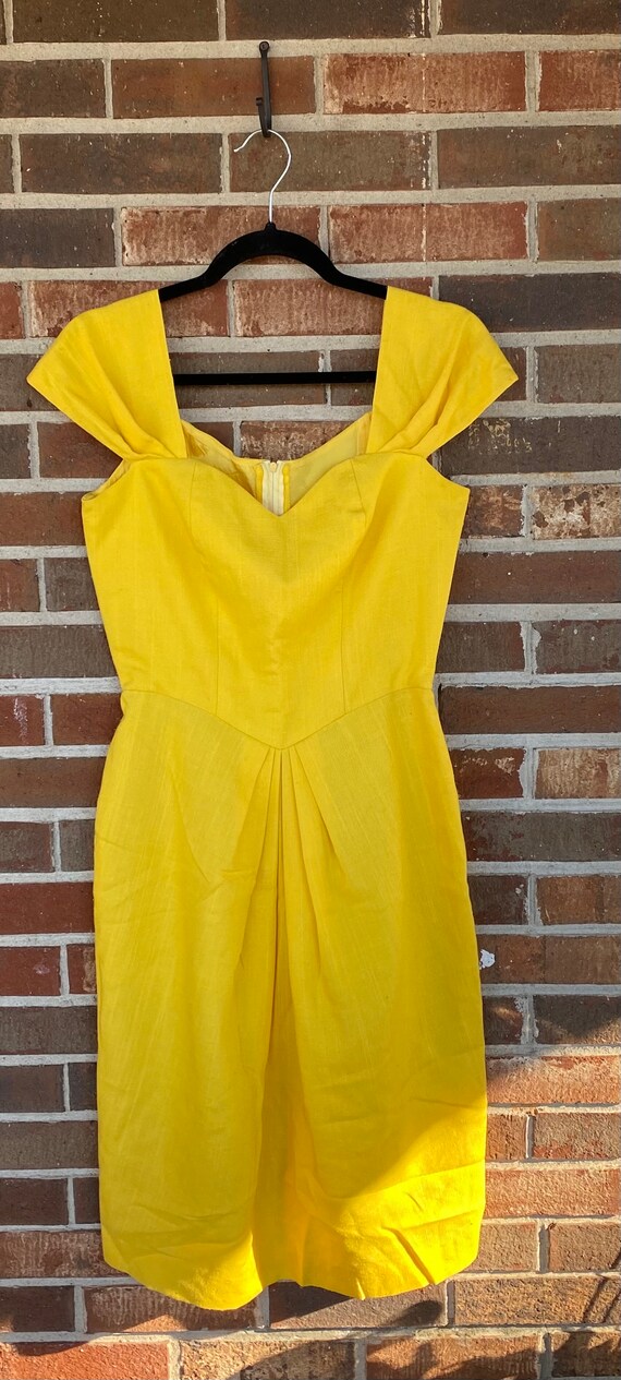 1970s 1980s Perfect Golden Yellow Sweatheart Wigg… - image 2