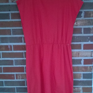 1970s Coral Collared Sheath Dress, 12 / 14 image 5