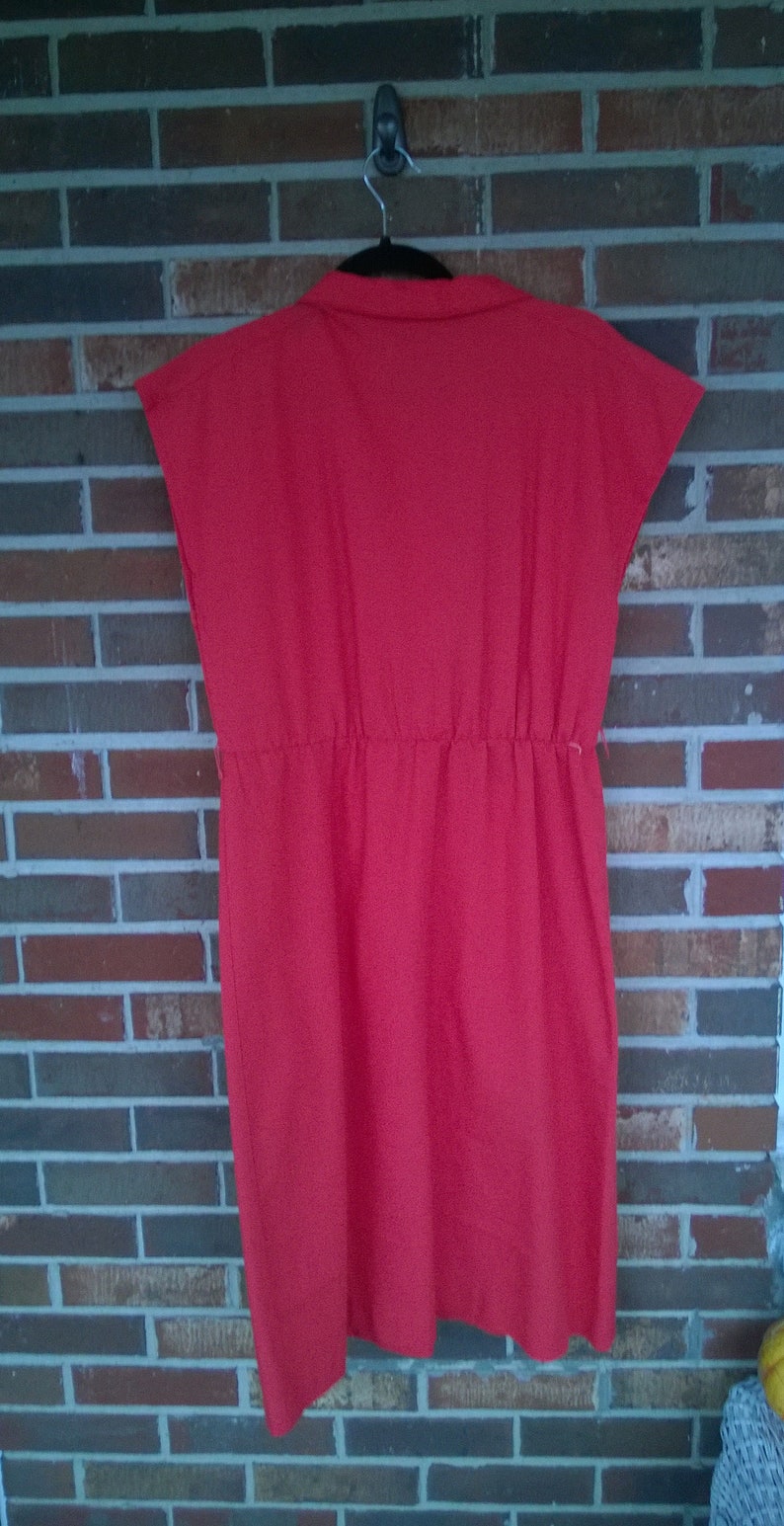 1970s Coral Collared Sheath Dress, 12 / 14 image 5