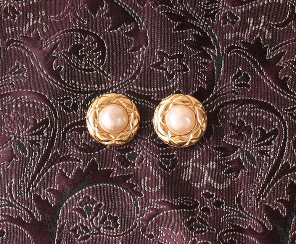 Chanel Vintage Pearl Clip on Earrings Gold Authentic 