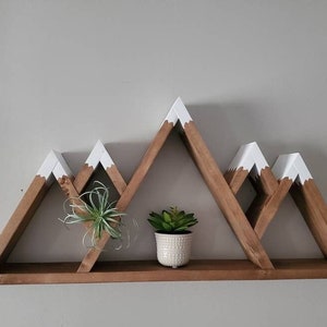 Holz Wandregal, Bergwand Kunst, Cabin Geschenke, Geschenke für Ihn, rustikales Regal, rustikales Cabin Decor, Camper Geschenke, Camper Decor, Wandregal