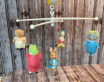 Móvil musical vintage de Beatrix Potter de los años 70, de la marca Eden, que reproduce la canción Peter Cottontail.