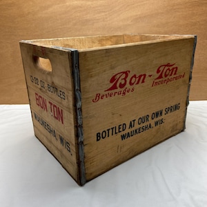 Bon Ton Wood Box Crate Waukesha WIS Wisconsin Soda Beverage Vintage Antique Advertising