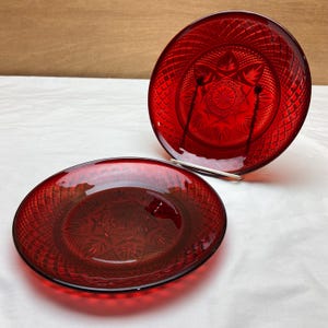 SET of 2 Ruby Red 8&quot; Salad Dessert Luncheon Glass Plates Luminarc Cristal d’Arques Durand France Christmas Valentine&#39;s Day