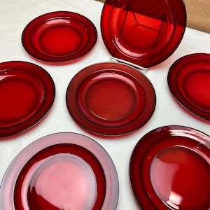 Arcoroc Classique SET of 7 Ruby Red Glass Dessert Salad Plates 7.5&quot; Diameter Narrow Rim Deep Center Arques France Perfect for Christmas