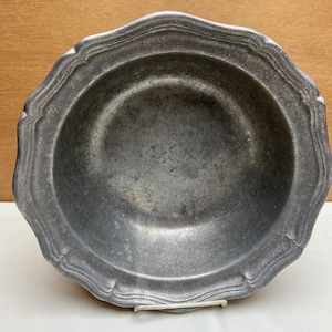 LARGE 11.25 inch Diameter Queen Anne Deep Serving Bowl Wilton Armetale RWP Columbia PA 18th Century Pattern Great Vintage Patina