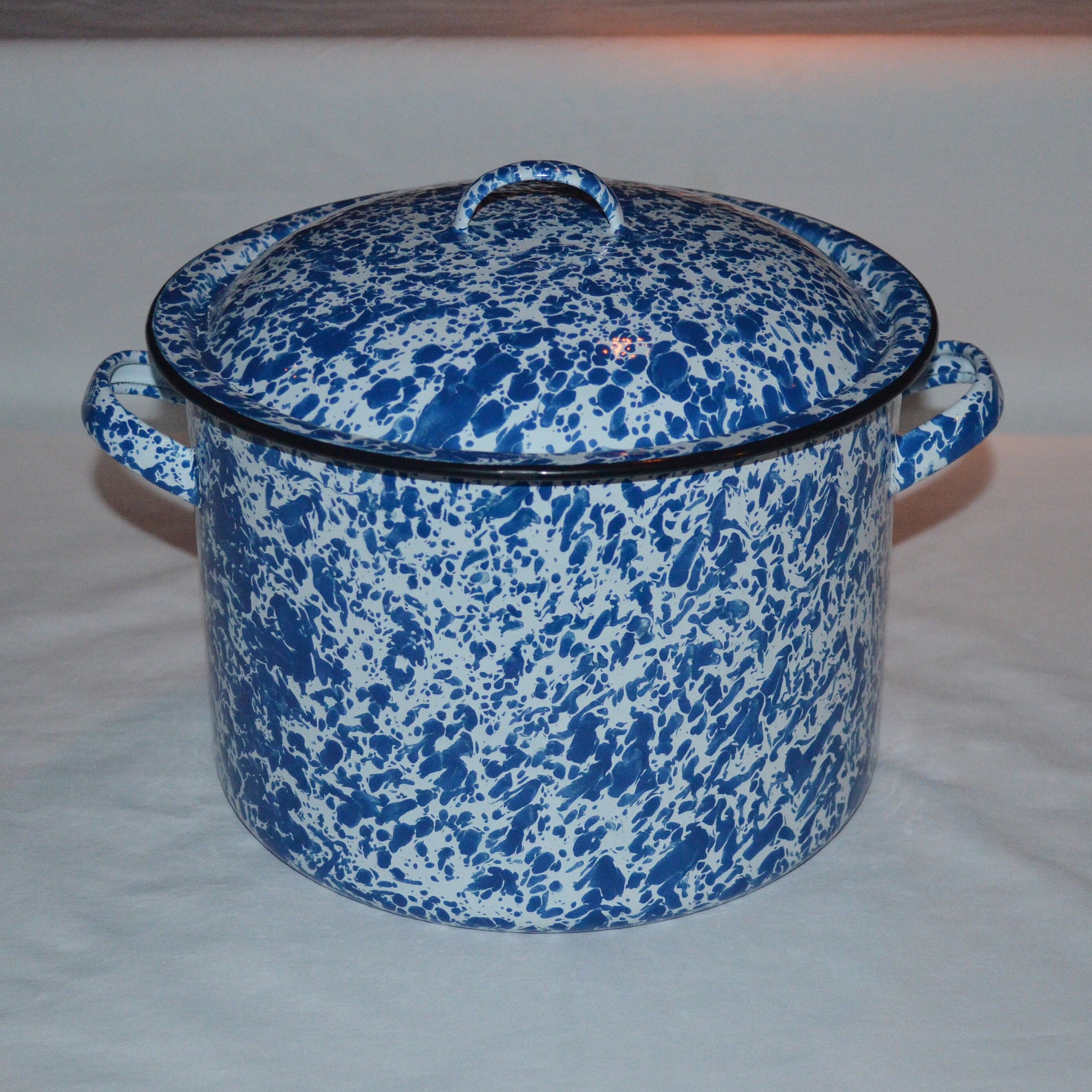 2 Quart Vintage somerset Enamelware Pot With Lid and White Handles Enameled  Pot With Pink Flowers and Blue Ribbon 