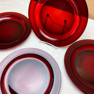 Arcoroc SET of 4 Ruby Red Glass Luncheon Dinner Plates 9 3/8&quot; Diameter Narrow Rim Deep Center Arques France Perfect for Christmas